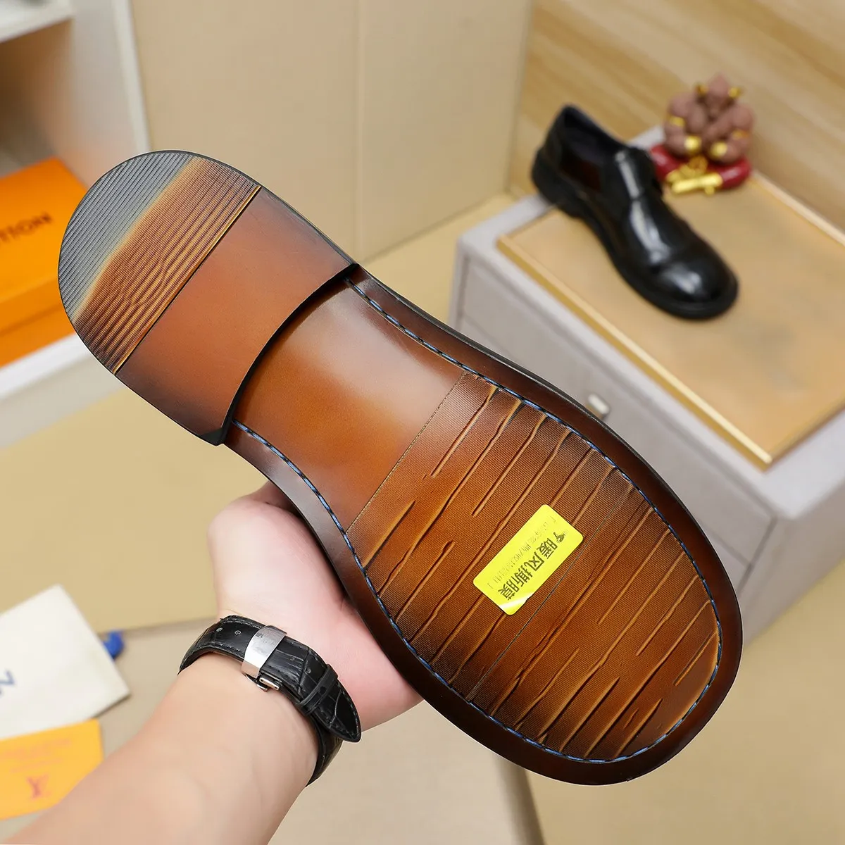 Men's shoes 💰620 💰 Louis Vuitton LV ® Autumn and Winter 🆕 models 🔛Full shoe counter First layer cowhide, 🐂leather lined casual shoes for men, super soft outsole, essential for driving. Counter synchronized original first layer cowhide completely 1:1 mold customization 🌹Top version, 2 colors available! Number: 38-45 (37.46. Customized)